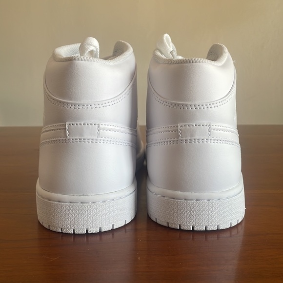 New Men’s Air Jordan 1 Mid White 554724-136 NWOB - Picture 3 of 4